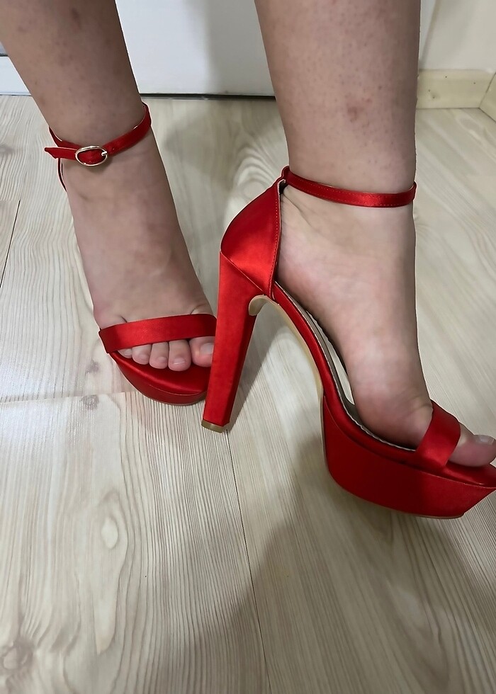 Kırmızı topuklu ayakkabı - Görsel 3