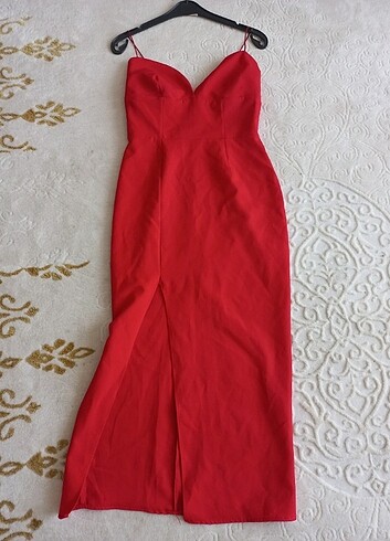 Kırmızı yırtmaçlı v yaka elbise