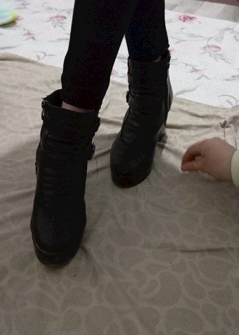 Tokalı Siyah Kadın Deri Bot - Görsel 2