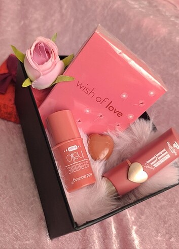 Avon Kadınlar günü hediye kutusu avon wish if love