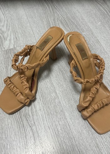 Bej Fırfırlı Dolgu Topuklu Kadın Sandalet - Görsel 2