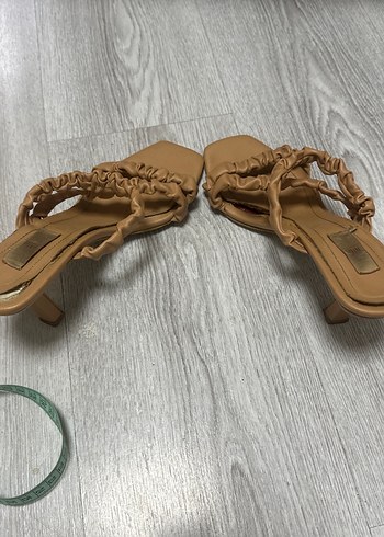 Bej Fırfırlı Dolgu Topuklu Kadın Sandalet - Görsel 3