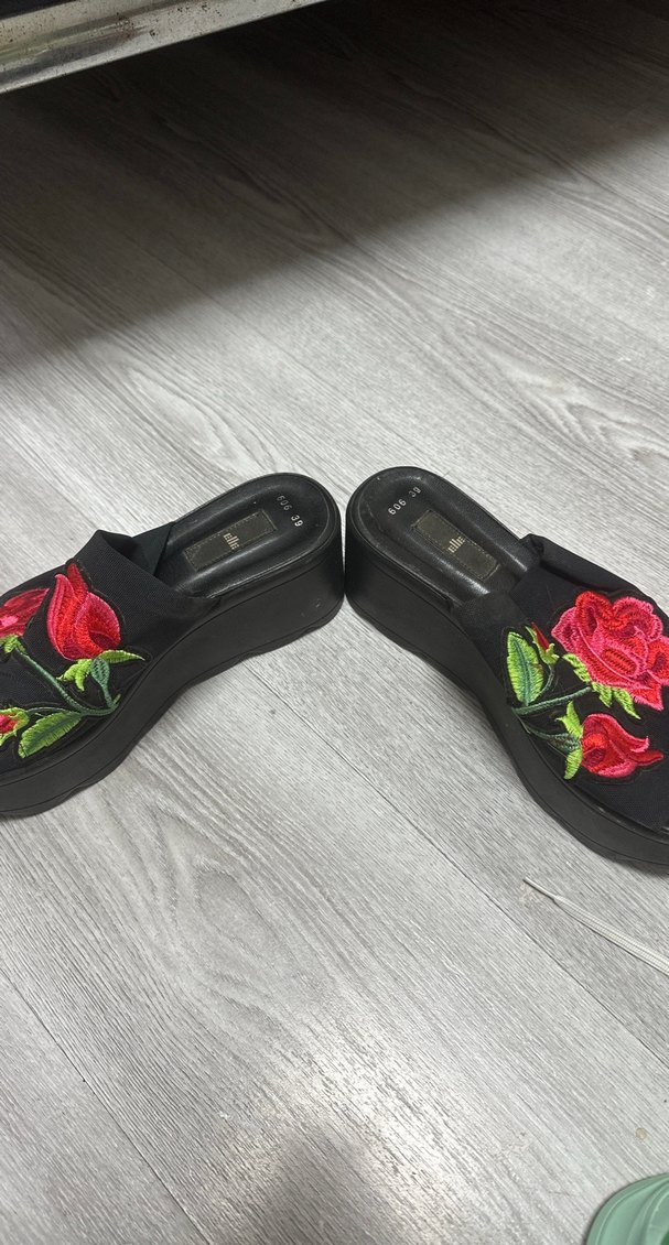 Nakışlı Kadın Dolgu Topuk Terlik - Görsel 2