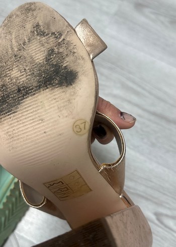 Bej Parlak Dolgu Topuklu Kadın Ayakkabı - Görsel 3