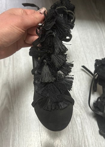 Siyah Fırfırlı Gotik Stiletto Topuklu Ayakkabı - Görsel 2