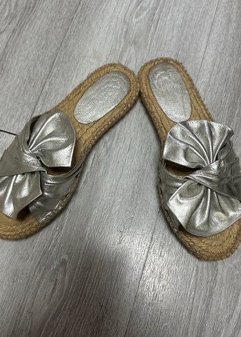 Gri Metalik Fiyonk Detaylı Kadın Dolgu Topuk Terlik - Görsel 2