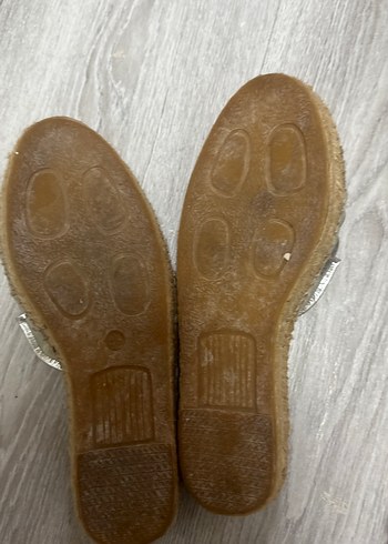 Gri Metalik Fiyonk Detaylı Kadın Dolgu Topuk Terlik - Görsel 3