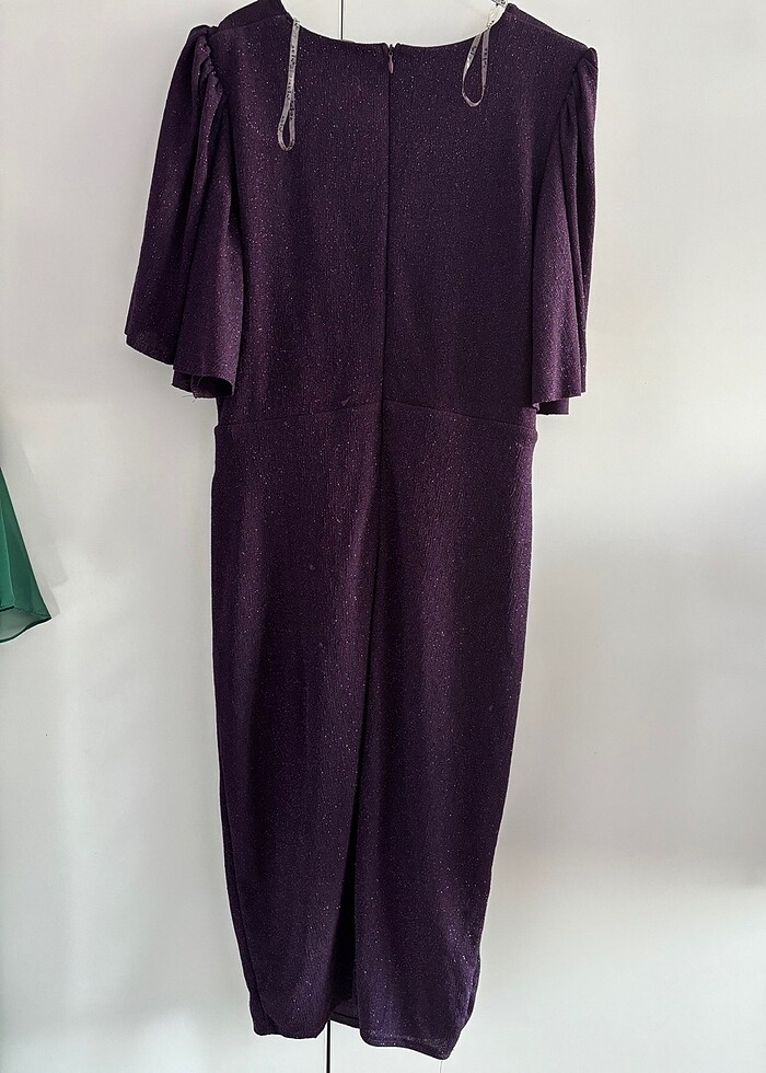 MOR SİMLİ KISA YARASA KOLLU DİZ ALTI ELBİSE - Görsel 4