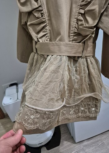 Kız Çocuk Bej Fırfırlı Kemerli Trençkot - Görsel 3