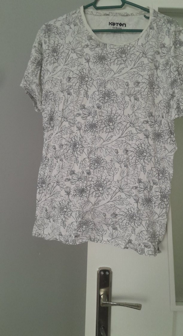 Bohem Gri Çiçek Desenli Tişörtü - Görsel 2