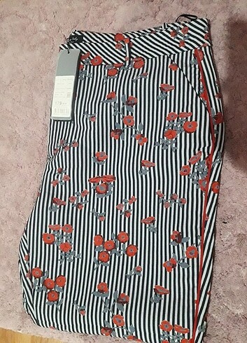 50 Beden çeşitli Renk Çiçek desenli paçaları yırtmaçlı büyük beden kadın pantalon
