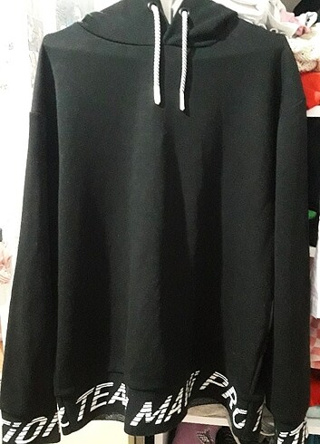 Siyah kapşonlu uzun sweatshirt