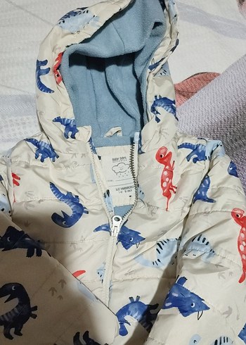 LC Waikiki Kapüşonlu Dinozor Baskılı Erkek Çocuk Mont