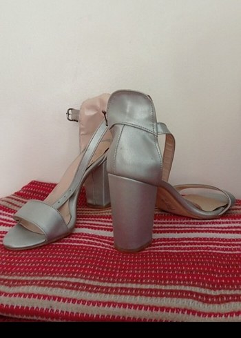 Gri Tokalı Kadın Topuklu Sandalet - Görsel 2