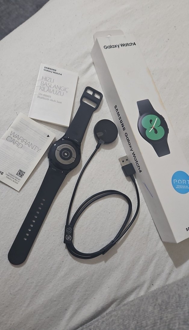 Siyah Samsung Akıllı Saat ve Şarj Kablosu - Görsel 4