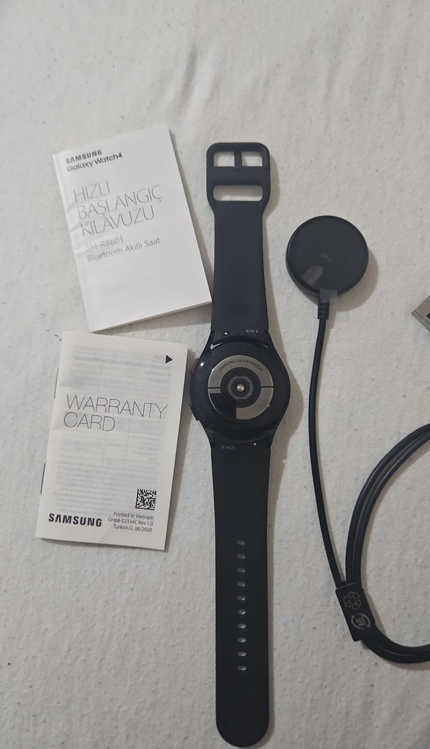Siyah Samsung Akıllı Saat ve Şarj Kablosu - Görsel 3