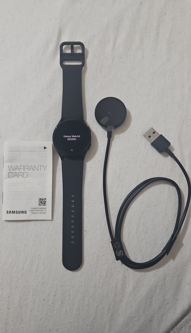 Siyah Samsung Akıllı Saat ve Şarj Kablosu - Görsel 2