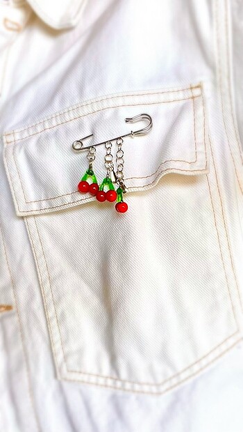 Tasarımcı Cherry Yaka Charmı