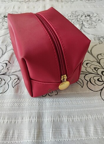 Avon Avon kırmızı makyaj çantası