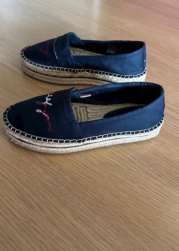 Tommy Hilfiger 37