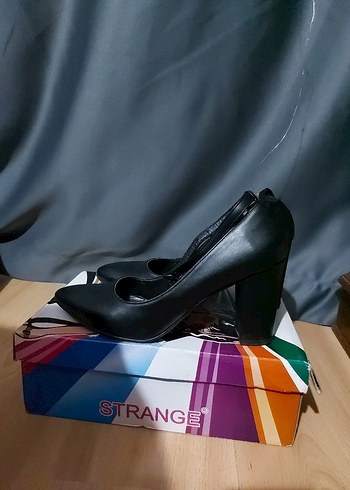 Tokalı Siyah Blok Topuklu Stiletto