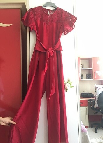 Kulaklı kırmızı tulum