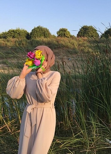 Armine Balon kol bej rengi krep kumaş elbise