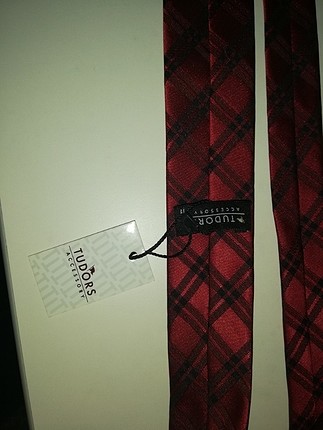 kırmızı kareli kravat 
