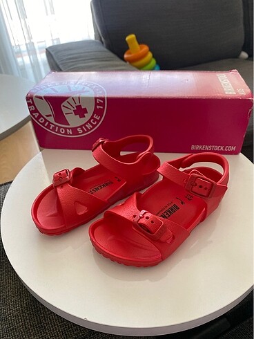25 Beden Bırkenstock kırmızı sandalet 25 numara
