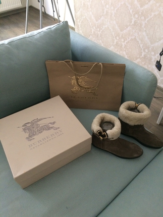 Cok guzel. Haki renginde hic kullanilmamis Burberry cizmeler. 37