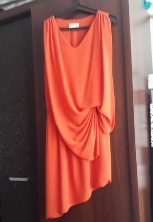 Diğer turuncu asimetri kesim elbise