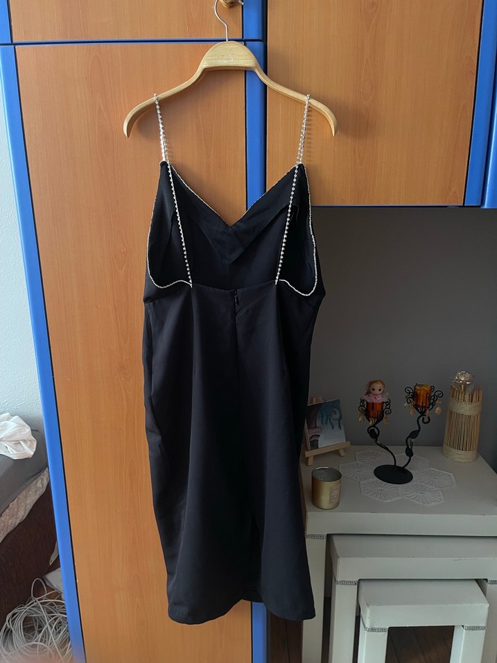 Zincir Detaylı Siyah Midi V Yaka Elbise - Görsel 3