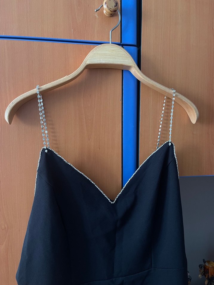 Zincir Detaylı Siyah Midi V Yaka Elbise - Görsel 2