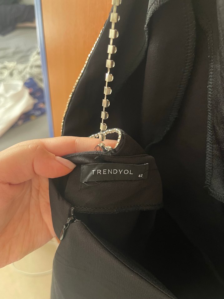 Zincir Detaylı Siyah Midi V Yaka Elbise - Görsel 4