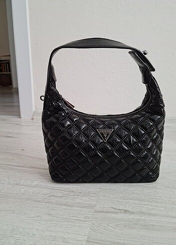 Guess canta
