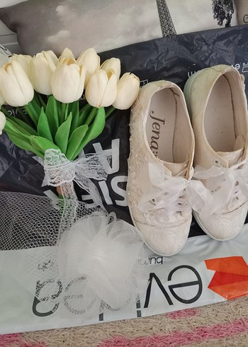 Dantelli Beyaz Bohem Gelin Ayakkabısı ve Çiçek Buketi - Görsel 2