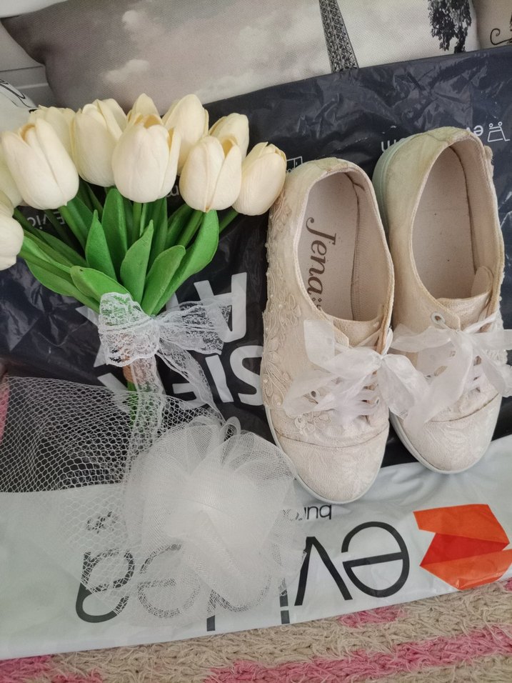 Dantelli Beyaz Bohem Gelin Ayakkabısı ve Çiçek Buketi - Görsel 2