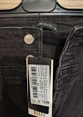 44 Beden Trendyol Milla 44 Beden Toparlayıcı Siyah Jeans/ Denim/ Kot