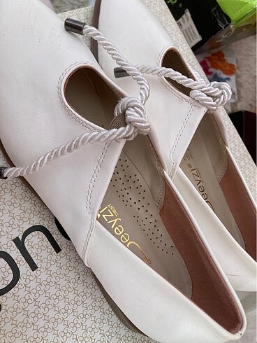 Beyaz açık ayakkabı