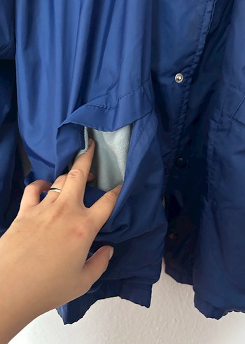 Mavi Düğmeli Erkek Yağmurluk - Görsel 3