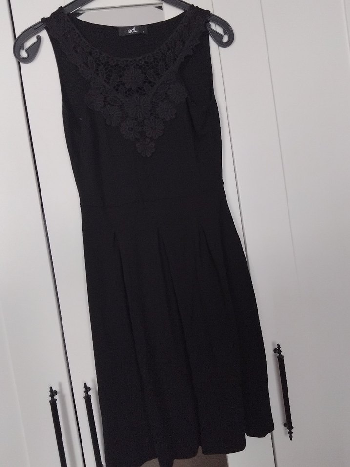 Dantel İşlemeli Siyah V Yaka Kadın Elbise - Görsel 2