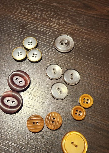 Çeşitli Renk ve Desenlerde Düğmeler