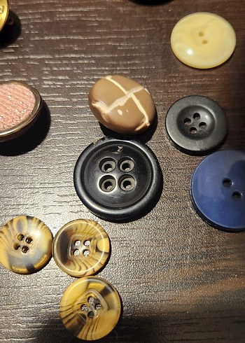 Çeşitli Renk ve Desenlerde Düğmeler - Görsel 3