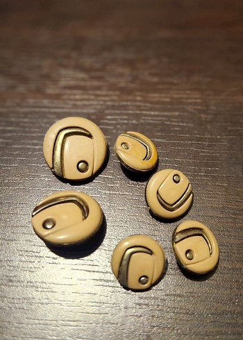 bej vintage düğmeler