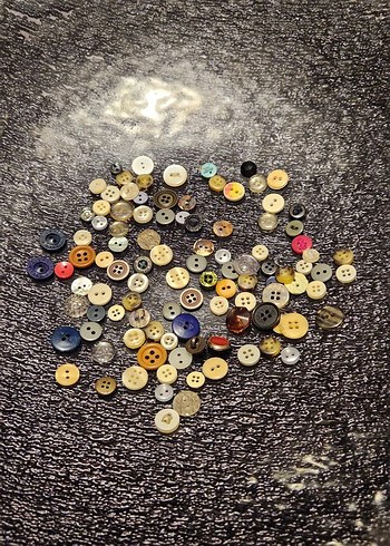 Çeşitli Renklerde Düğme Seti