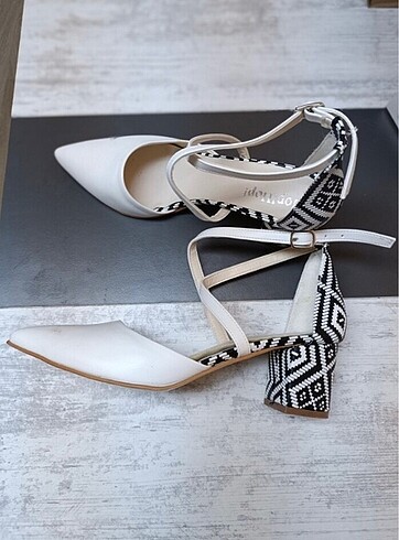 40 Beden beyaz Renk Topuklu zebra desenli ayakkabı
