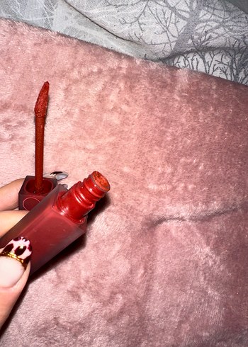 Bordo Renkli Dudak Parlatıcısı - Görsel 2