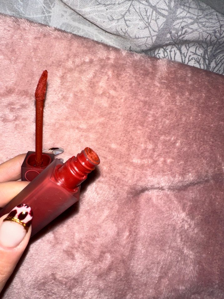 Bordo Renkli Dudak Parlatıcısı - Görsel 2