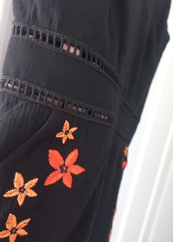 Nakışlı Siyah Midi V Yaka Kolsuz Elbise - Görsel 3