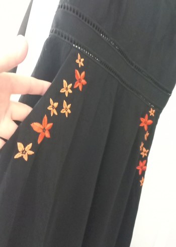 Nakışlı Siyah Midi V Yaka Kolsuz Elbise - Görsel 2